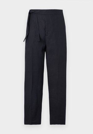 Pantalones negros de cintura alta y corte entallado con un cinturón de tela anudado en el lado izquierdo, hechos de un material liso y ligero.