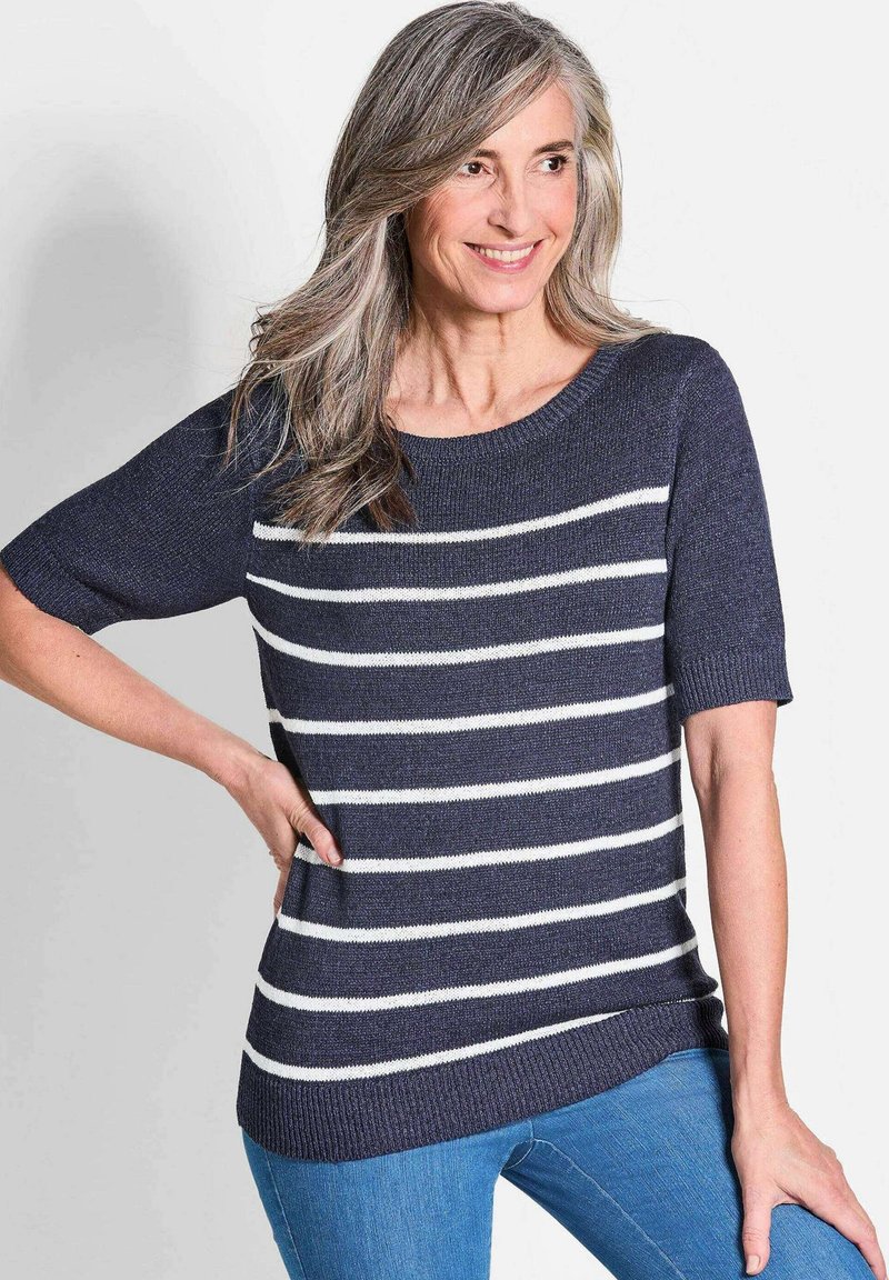 Dunkelblauer Strickpullover mit weißen horizontalen Streifen, kurzen Ärmeln und einem weiten Rundhalsausschnitt, mit einer strukturierten Oberfläche am Saum.