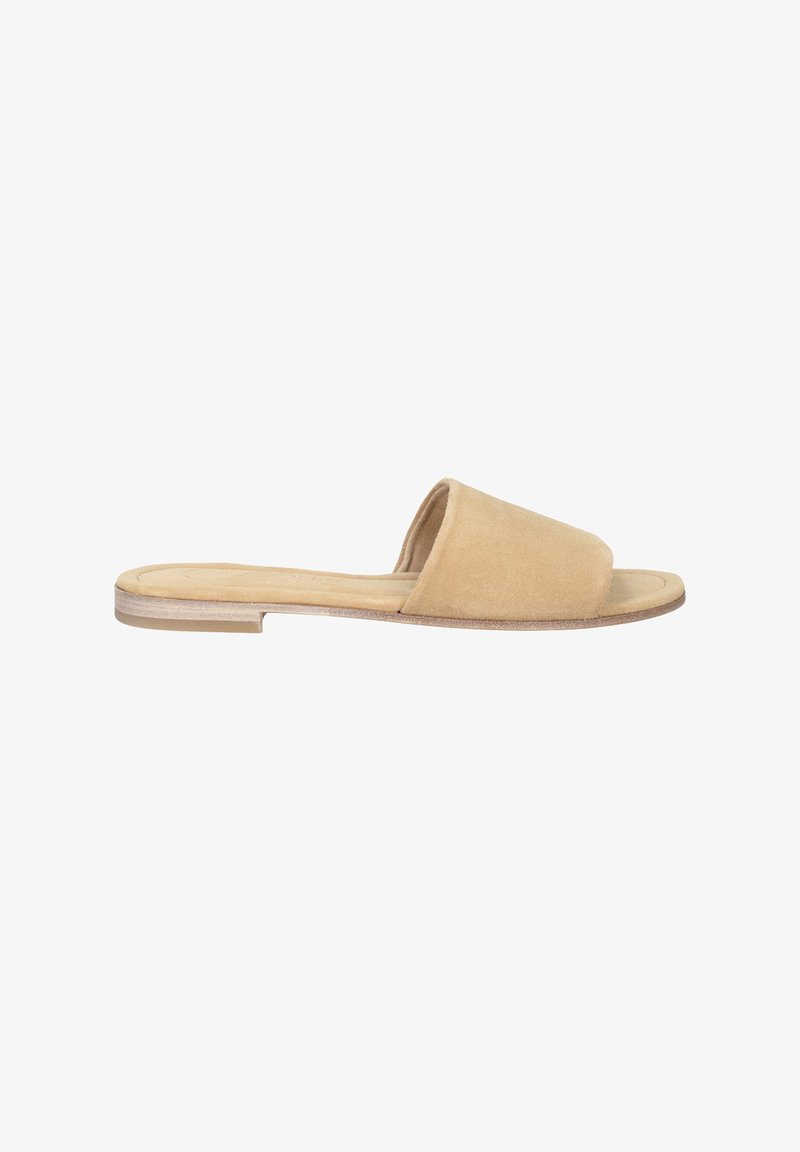 Beige Wildleder Riemchensandalen zum Hineinschlüpfen mit einem breiten Zehenriemen, flacher Sohle und minimalistischem Design. Akzentuiert von einem dezenten, hellen unteren Rand.