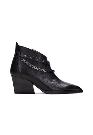 Stivaletto in pelle nera con punta affusolata, presenta dettagli in catena argentata e borchie, e un tacco impilato per un supporto e uno stile maggiori.