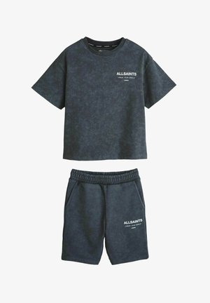 Dunkelgraues T-Shirt mit kurzen Ärmeln und elastischem Bund Shorts-Set mit dem Aufdruck "ALLSAINTS" und japanischem Text auf der linken Brust und dem linken Bein.