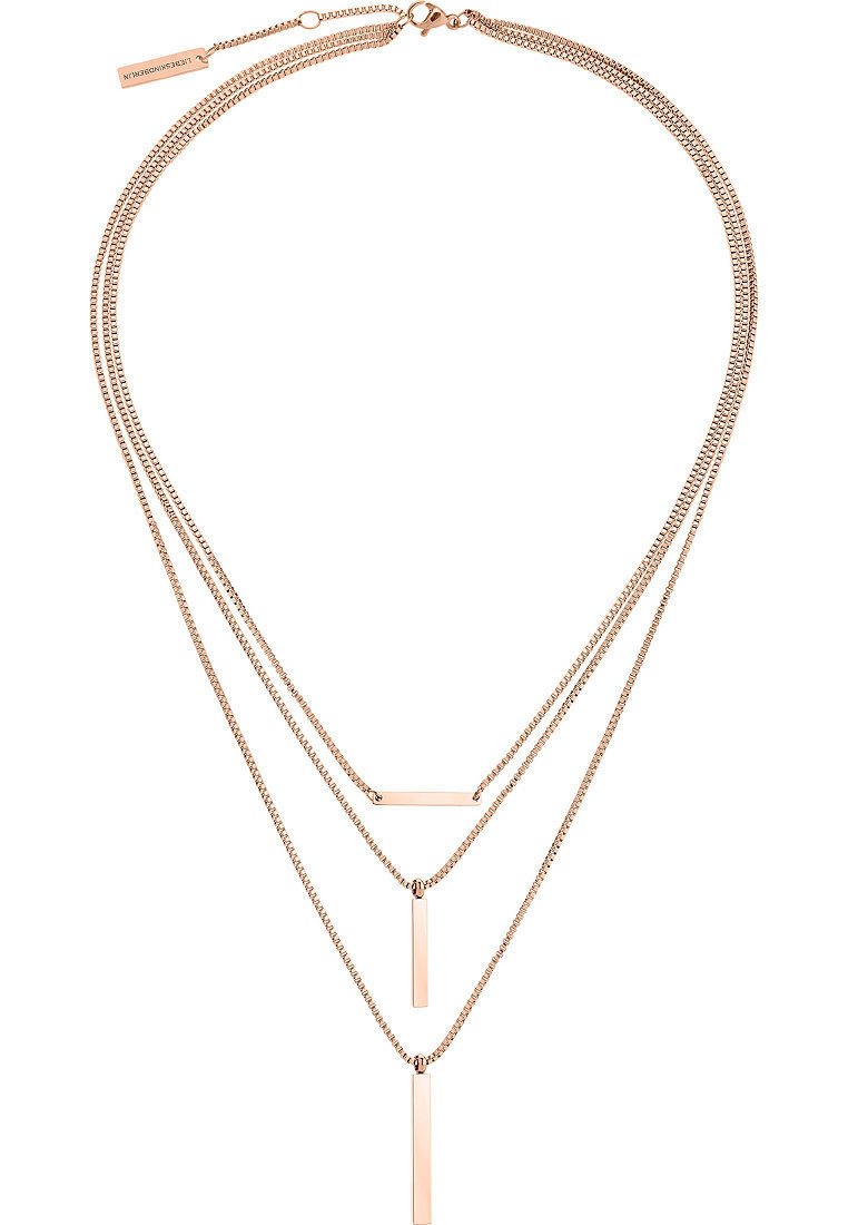 Dreilagige Halskette mit dünnen, roségoldenen Ketten; ausgestattet mit drei vertikalen rechteckigen Anhängern. Subtiler metallischer Glanz, elegantes Design.