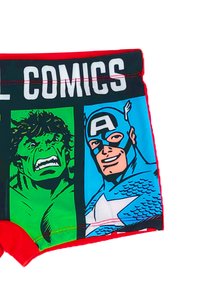 Shorts da bagno per ragazzi con vivaci design a fumetti; caratterizzati da Hulk verde e Captain America blu su uno sfondo nero con cuciture rosse.