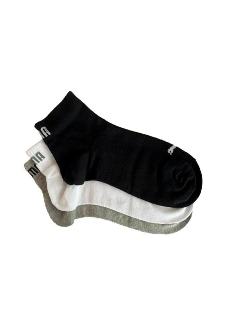 Drei Paar Knöchelsocken in Schwarz, Weiß und Grau. Hergestellt aus einer Baumwollmischung mit gerippten Bündchen und Logodetails nahe der Oberseite.