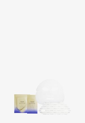 Due bustine di maschere facciali oro e blu con una maschera in tessuto bianca spiegata e tre maschere bianche piegate marchiate Shiseido.