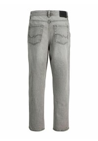 Sivé rifle z denimu zobrazené zozadu, s dvomi prešitými zadnými vreckami a čiernou značkovou nášivkou na páse.