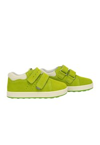 Sneakers in suede verde con superficie testurizzata, dotati di due cinturini in velcro regolabili, un colletto in rete bianca e una suola bianca a contrasto.