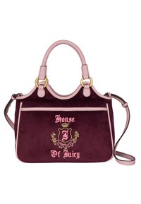 Lila Samtbeutel mit zarten rosa Lederakzenten, goldenen Beschlägen, kurzen Griffen, verstellbarem Riemen und gesticktem Logodetail auf der Vorderseite.