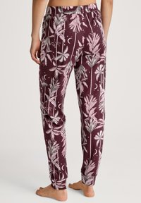 Bordeauxkleurige pyjamabroek met een palmboom- en maansikkelprint, met een elastische tailleband en taps toelopende benen, gemaakt van zachte stof.