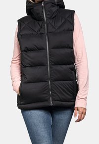 Czarna kamizelka puchowa z wysokim kołnierzem, poziomym pikowaniem i zapięciem na zamek z przodu. Nosi się ją na jasnoróżowej koszuli z długim rękawem, która ma kieszenie.