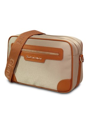 Sac bandoulière rectangulaire beige avec garniture en cuir marron, poche avant zippée et bandoulière marron réglable avec marquage embossé.