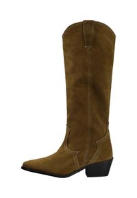Bota de ante marrón hasta la rodilla con punta afilada, detalles de costura blanca y tacón bajo. Presenta una parte superior curva y costuras decorativas.