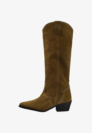 Bota de ante marrón hasta la rodilla con punta afilada, detalles de costura blanca y tacón bajo. Presenta una parte superior curva y costuras decorativas.