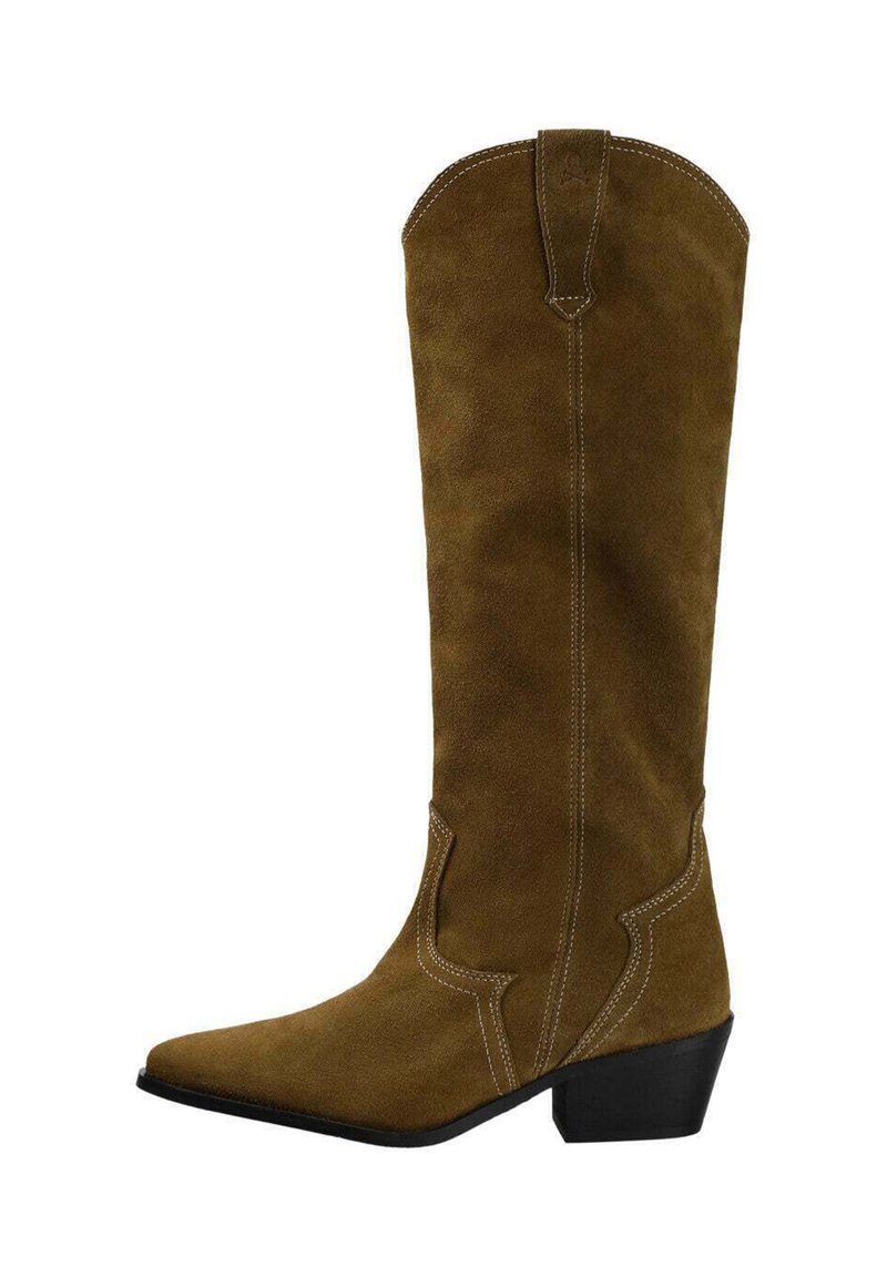 Bota de ante marrón hasta la rodilla con punta afilada, detalles de costura blanca y tacón bajo. Presenta una parte superior curva y costuras decorativas.