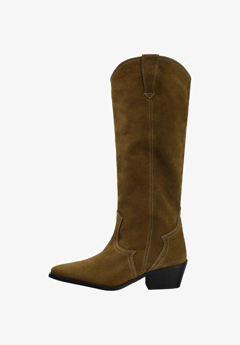 Bruine suède kniehoge laars met een spitse neus, witte stiksels en een lage blokhak. Heeft een gebogen bovenkant en decoratieve naden.