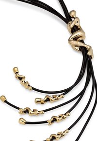 Collier en cuir noir avec des figures abstraites de couleur or en accents, composé de cinq rangs et d'une fermeture centrale en forme de figure assise.