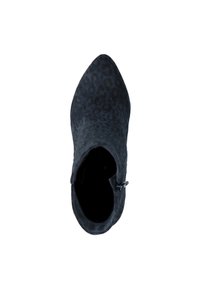 Bottine en daim noir avec un bout pointu et une texture en léopard subtile. Accent de fermeture éclair sur le côté et doublure intérieure lisse.