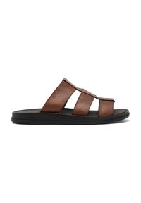 Brune lædersandal med tre brede stropper, tekstureret overflade og en sort gummisål. Enkel design uden yderligere detaljer.