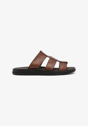 Brune lædersandal med tre brede stropper, tekstureret overflade og en sort gummisål. Enkel design uden yderligere detaljer.