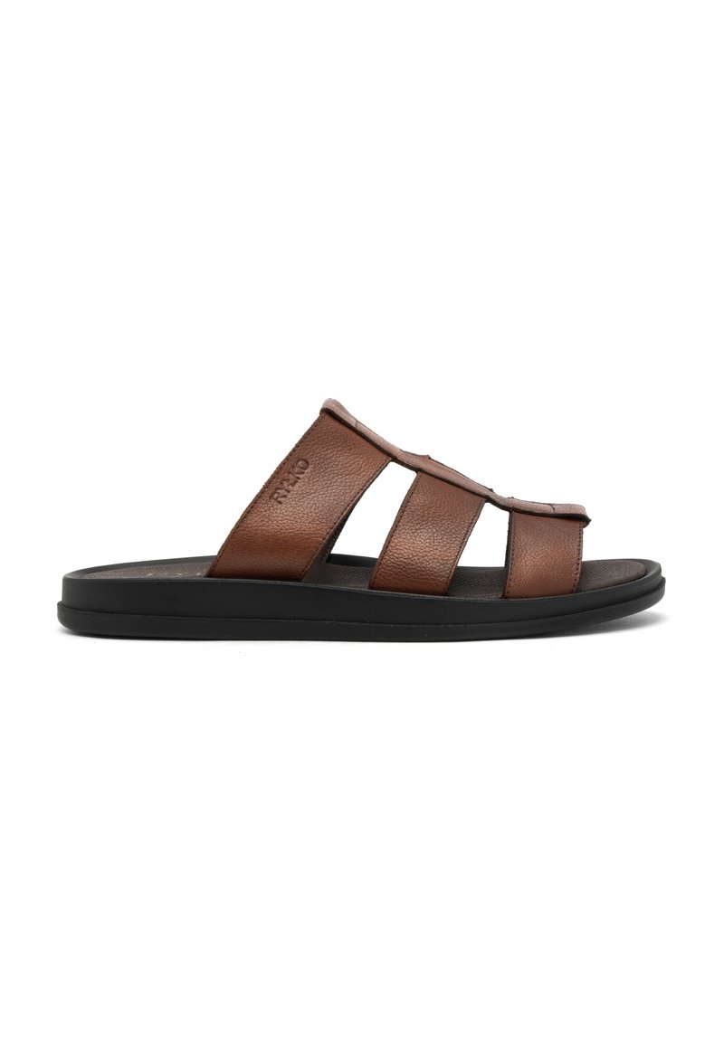 Brązowe skórzane sandały wsuwane z trzema szerokimi paskami, teksturowana powierzchnia i czarna gumowa podeszwa. Prosty design bez dodatkowych akcentów.