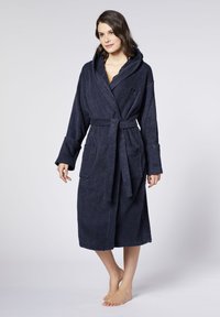 Navy Frottee-Bademantel mit Kapuze, Gürtel und zwei vorderen Taschen, mit langen Ärmeln und einer weichen, strukturierten Oberfläche.
