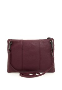 Borsa a tracolla in pelle borgogna con finitura testurizzata, dotata di una lunga tracolla regolabile e dettagli in metallo argentato.