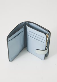 Lichtblauwe leren portemonnee met een gestructureerde afwerking, bevat meerdere kaartsloten, een ritsvak en een contrasterende mintgroene band.