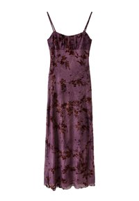 Longue robe violette en velours avec fines bretelles et motif floral foncé, corsage ajusté et jupe fluide.