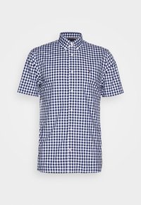 Camisa de botones de manga corta con patrón de cuadros en azul marino y blanco, cuello con botones y pequeño logo en el lado izquierdo del pecho.