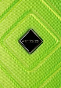 Valise verte texturée avec une plaque logo en diamant affichant "WITTCHEN". La surface présente un motif géométrique et une finition brillante.
