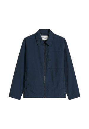 Μπλε σκούρο μπουφάν με φερμουάρ και γιακά, μακριά μανίκια, δύο εμπρόσθιες τσέπες με κουμπιά και μία τσέπη στο στήθος με κλείσιμο κουμπί.