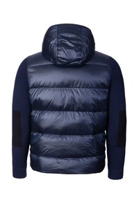 Giaccone imbottito blu navy con cappuccio, caratterizzato da pannelli trapuntati lucidi e maniche a maglia a coste. Include toppe di accento nere sulle spalle.