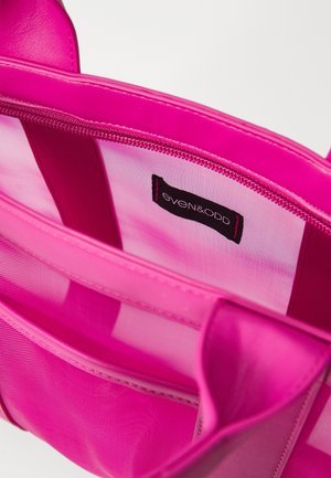 Bolsa de mano rosa brillante con un bolsillo interior con cremallera que muestra una etiqueta negra con texto blanco "even&ODD."