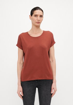 Rust-colored short-sleeve T-shirt made of soft fabric, featuring a round neckline and a relaxed fit, complemented by rolled sleeves.