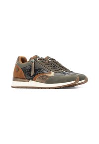 Zapatillas que presentan una mezcla de colores verde oliva, marrón y materiales estampados. Diseño con cordones y cremallera lateral, con acentos texturizados. Suela de goma.