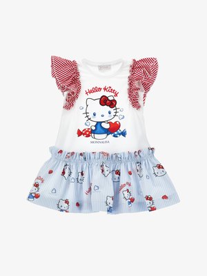 Fehér ruha piros csíkos fodros ujjakkal, Hello Kitty szívet tart, és kék szoknya Hello Kitty és szív mintákkal.