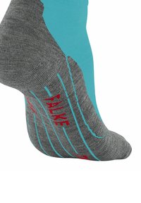Calza grigia e turchese con tessuto grigio testurizzato, logo rosso "Falke" e linee blu dinamiche su una base grigia per una maggiore aderenza.