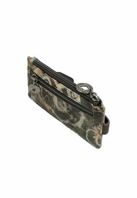 Cartera multicolor con patrón floral, superficie texturizada, dos compartimentos con cremallera, acentos metálicos y una correa para la muñeca para facilitar su transporte.