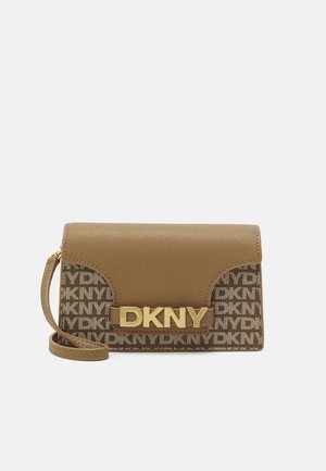 Brązowa kopertówka na nadgarstek DKNY z teksturowaną klapką, panelami z monogramowym materiałem i złotą klamrą z logo DKNY na środku z przodu.