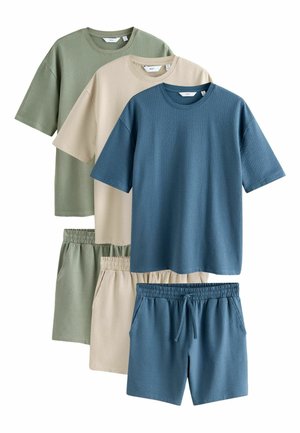 Drie textuurvolle shirts met korte mouwen en bijpassende shorts met elastische tailleband in de kleuren blauw, beige en groen.