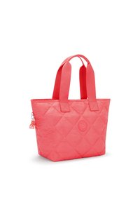 Borsa a tote in tessuto trapuntato corallo con doppie maniglie, un logo rotondo e un ciondolo per la cerniera. Presenta una forma rettangolare spaziosa e una texture liscia.