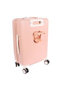Hartschalenkoffer in Kabinengröße in Hellrosa mit vertikaler Rippstruktur, weißen Akzenten, seitlichem Griff und vier schwarz-weißen Rollen.