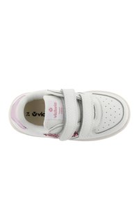 Vit sneaker med rosa accenter, två kardborreband, perforerat tåparti och texturerad sidodekor. Storlek 24, av Victoria.