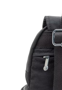 Zaino in tessuto nero con tasca con zip con un tirante in metallo argentato e spallaccio testurizzato per maggiore comfort.