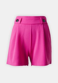 Shorts rose vif en tissu texturé, avec devant plat, plis, et deux boutons noirs à la taille pour la fermeture.