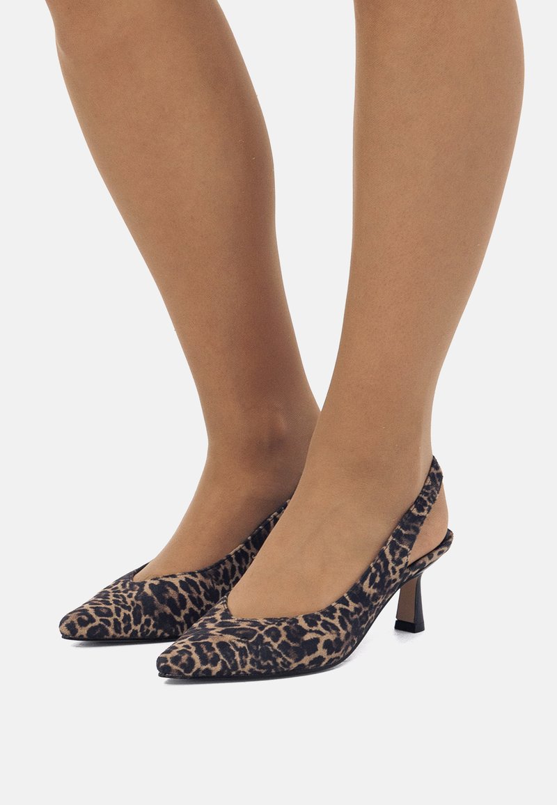 Leopardenmuster Slingback-Absätze mit spitzem Zehenbereich, schwarzem Absatz, weicher Textur und offenem Design hinten.