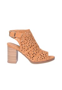 Sandalo con tacco aperto in suede color tan, caratterizzato da motivi geometrici a taglio, una fascia alla caviglia e un tacco a blocco impilato.
