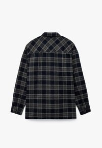 Granatowa i szaro-skalna flanelowa koszula w kratę z kołnierzykiem, długimi rękawami i prostym dołem. Posiada ukośny wzór na yoke z tyłu.