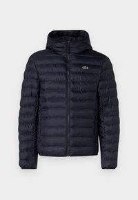 Marine gewatteerde jas met capuchon, voorzien van een rits aan de voorkant en elastische manchetten. Getextureerde afwerking met horizontale stiksels en een logo-accent.