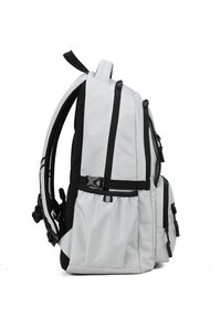 Sac à dos gris avec des accents noirs, plusieurs compartiments zippés, rembourrage en mesh sur les bretelles et poches latérales pour le rangement.